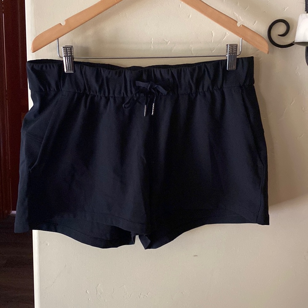 Lululemon on they fly short size 12